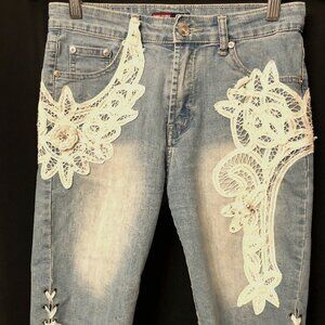 Tung Yeung White Embroidered Bermuda: Size XS/S